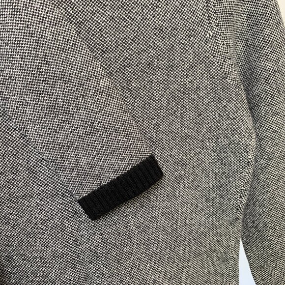 Banana Republic Italian wool sweater with shoulder button detail. XS. - Picture 7 of 7